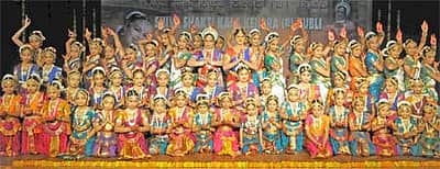 ಹುಬ್ಬಳ್ಳಿಯಲ್ಲಿ ಭಾನುವಾರ ನಡೆದ ನೃತ್ಯ ಕಾರ್ಯಕ್ರಮದಲ್ಲಿ ನಾಟ್ಯ ಪ್ರದರ್ಶಿಸಿದ ಕಲಾವಿದರು ಪೋಸ್ ಕೊಟ್ಟ ಪರಿ