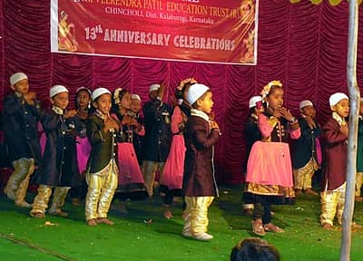 ಈದ್‌ ಮುಬಾರಕ್‌...ಕಲಬುರ್ಗಿ ಜಿಲ್ಲೆಯ ಚಿಂಚೋಳಿಯ ವೀರೇಂದ್ರ ಪಾಟೀಲ ಪಬ್ಲಿಕ್‌ ಶಾಲೆಯಲ್ಲಿ ಶನಿವಾರ ನಡೆದ 13ನೇ ವಾರ್ಷೀಕೋತ್ಸವದಲ್ಲಿ ಪುಟಾಣಿ ಮಕ್ಕಳು ಈದ್‌ ಮುಬಾರಕ್‌ ಹಾಡಿಗೆ ಹೆಜ್ಜೆ ಹಾಕಿ ಗಮನ ಸೆಳೆದರು