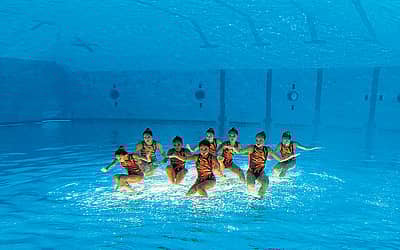 ಆಸ್ಟ್ರೇಲಿಯಾದ ಸಿಡ್ನಿಯಲ್ಲಿ ಶನಿವಾರ ನಡೆದ ಸಮನ್ವಿತ ಈಜು ಸ್ಪರ್ಧೆಯಲ್ಲಿ ಸಿಂಗಪುರ ತಂಡದ ಸ್ಪರ್ಧಿಗಳು ಸಂಗೀತದ ಲಯಕ್ಕೆ ಅನುಗುಣವಾಗಿ ನರ್ತನದ ಶೈಲಿಯಲ್ಲಿ ಏಕಕಾಲಕ್ಕೆ ಈಜಿದ ಮನಮೋಹಕ ದೃಶ್ಯ  ರಾಯಿಟರ್‍ಸ್‌ ಚಿತ್ರ