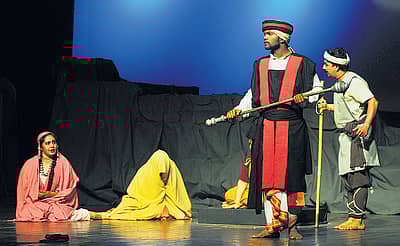 ಕರ್ನಾಟಕ ರಾಜ್ಯ ಮುಕ್ತ ವಿಶ್ವವಿದ್ಯಾಲಯ ಹಾಗೂ ರಂಗಮಂಟಪ ಆಶ್ರಯದಲ್ಲಿ ‘ನಾಟಕ ವರ್ಷ ಮೈಸೂರು– 2015’ರ ಅಂಗವಾಗಿ ಮೈಸೂರಿನ ಕಲಾಮಂದಿರದಲ್ಲಿ ಶನಿವಾರ ಕೆ.ವೈ. ನಾರಾಯಣಸ್ವಾಮಿ ರಚಿಸಿದ ‘ಅನಭಿಜ್ಞ ಶಾಕುಂತಲ’ ನಾಟಕ ಪ್ರದರ್ಶನ ನಡೆಯಿತು. ಪ್ರಕಾಶ್‌ ಪಿ. ಶೆಟ್ಟಿ ಅವರು ನಿರ್ದೇಶಿಸಿದ ಈ ನಾಟಕ ಪ್ರೇಕ್ಷಕರ ಮನಸೂರೆಗೊಳ್ಳುವಲ್ಲಿ ಯಶಸ್ವಿಯಾಯಿತು                           -ಪ್ರಜಾವಾಣಿ ಚಿತ್ರ