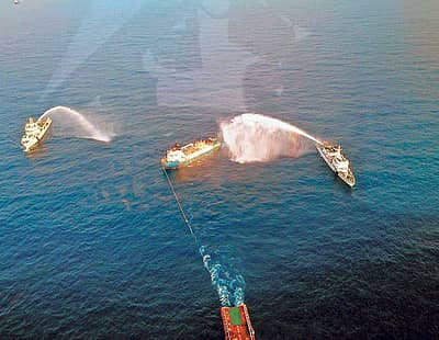 ಮುಂಬೈ ಕಡಲಿನಲ್ಲಿ ತೈಲ ಮತ್ತು ನೈಸರ್ಗಿಕ ಅನಿಲ ನಿಗಮದ (ಒಎನ್‌ಜಿಸಿ) ತೈಲ ಸಾಗಣೆ ಹಡಗಿನಲ್ಲಿ ಸೋಮವಾರ ಬೆಂಕಿ ಕಾಣಿಸಿಕೊಂಡಿತ್ತು. ಕರಾವಳಿ ಕಾವಲು ಪಡೆಯ ಸಿಬ್ಬಂದಿ ಎರಡು ನೌಕೆಗಳಲ್ಲಿ ತೆರಳಿ ಬೆಂಕಿ ನಂದಿಸುವ ಪ್ರಯತ್ನ ನಡೆಸಿದರು  - ಪಿಟಿಐ ಚಿತ್ರ