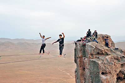 ಇರಾನ್‌ನ ಅರಾಕ್‌ ನಗರದಲ್ಲಿರುವ ಬೆಟ್ಟದಲ್ಲಿ ಸಾಹಸಪ್ರಿಯರು ಕಲ್ಲುಬಂಡೆಗಳಿಗೆ ಕಟ್ಟಿದ ಹಗ್ಗದ ಮೇಲೆ ನಡೆಯುವ ಅಭ್ಯಾಸ ನಡೆಸಿದರು -  ಎಪಿ ಚಿತ್ರ