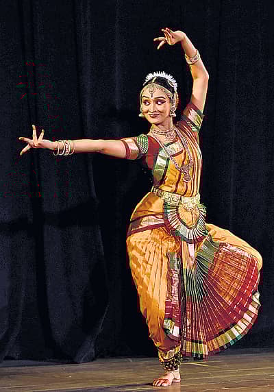 ನಾಟ್ಯಾಂತರಂಗ ಸಂಸ್ಥೆ ಮಲ್ಲೇಶ್ವರದ ಸೇವಾ ಸದನದಲ್ಲಿ ಗುರುವಾರ ಆಯೋಜಿಸಿದ್ದ ‘ನೃತ್ಯಾರ್ಪಣ’ ಕಾರ್ಯಕ್ರಮದಲ್ಲಿ ನಿವೇದಿತಾ ನಿಖಿಲ್‌ ಭರತನಾಟ್ಯ ಪ್ರದರ್ಶಿಸಿದರು                    -ಪ್ರಜಾವಾಣಿ ಚಿತ್ರ