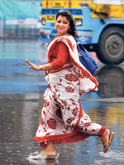 ಕೋಲ್ಕತ್ತದಲ್ಲಿ ಮುಂಗಾರು ಮಳೆ ಆರಂಭವಾಗಿದ್ದು ಶನಿವಾರ ಸುರಿಯುತ್ತಿದ್ದ ಮಳೆಯ ನಡುವೆ  ಮಹಿಳೆಯೊಬ್ಬರು ಬಸ್‌ ಹತ್ತಲು ಓಡಿದರು            -ಪಿಟಿಐ ಚಿತ್ರ