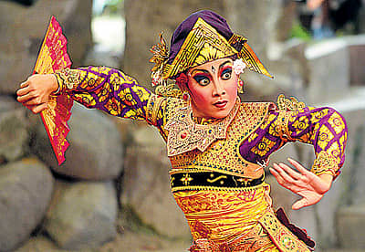 ಇಂಡೊನೇಷ್ಯಾದ ಬಾಲಿಯ  ನಗರದಲ್ಲಿ ನಡೆಯತ್ತಿರುವ 37ನೇ ಬಾಲಿ ಕಲಾ ಉತ್ಸವದ ವೇಳೆ ಬುಧವಾರ ಕಲಾವಿದೆಯೊಬ್ಬರು ಸಾಂಪ್ರದಾಯಿಕ ನೃತ್ಯ ಪ್ರದರ್ಶಿಸಿದರು. ಈ ಕಲಾ ಉತ್ಸವವು ಇಡೀ ತಿಂಗಳು ನಡೆಯಲಿದ್ದು, ಸಾಂಪ್ರದಾಯಿಕ ನೃತ್ಯ ಮತ್ತು ಸಂಗೀತಗಳು ಪ್ರದರ್ಶನಗೊಳ್ಳಲಿವೆ–   ಎಎಫ್‌ಪಿ ಚಿತ್ರ