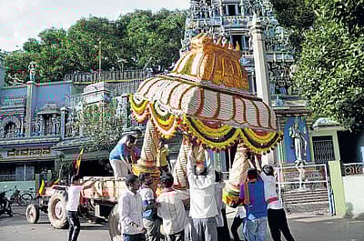 ಬೆಂಗಳೂರು ನಗರದ  ಮಲ್ಲೇಶ್ವರದ ಸರ್ಕಲ್‌ ಮಾರಮ್ಮ ದೇವಸ್ಥಾನದ ಬಳಿ ಗುರುವಾರ ಭಕ್ತರು ಮೆರವಣಿಗೆಗಾಗಿ ಹೂವಿನ ರಥ ಸಿದ್ಧಪಡಿಸುವಲ್ಲಿ ನಿರತರಾಗಿದ್ದರು- ಪ್ರಜಾವಾಣಿ ಚಿತ್ರ