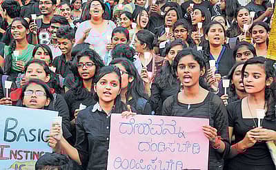 ‘ಚಿತ್ರಹಿಂಸೆಗೆ ಒಳಗಾದ ಸಂತ್ರಸ್ತರ ಅಂತರರಾಷ್ಟ್ರೀಯ ಬೆಂಬಲ ದಿನ’ದ ಅಂಗವಾಗಿ, ‘ದಕ್ಷಿಣ ಭಾರತದ ಮಾನವ ಹಕ್ಕುಗಳ ಶಿಕ್ಷಣ ಮತ್ತು ಮೇಲ್ವಿಚಾರಣೆ’(ಎಸ್‌ಐಸಿಎಚ್‌ ಆರ್‌ಇಎಂ) ಸಂಘಟನೆ ಬೆಂಗಳೂರು ನಗರದ ಪುರಭವನದ ಎದುರು ಶುಕ್ರವಾರ ಆಯೋ ಜಿಸಿದ್ದ ಕಾರ್ಯಕ್ರಮದಲ್ಲಿ, ಸಂತ ಜೋಸೆಫ್‌ ಕಲಾ ಮತ್ತು ವಿಜ್ಞಾನ ಕಾಲೇಜು ಹಾಗೂ ಭಾರತೀಯ ಸಾಮಾಜಿಕ ಸಂಸ್ಥೆಯ ವಿದ್ಯಾರ್ಥಿಗಳು ಮೇಣದ ಬತ್ತಿಯೊಂದಿಗೆ ಜಾಗೃತಿ ಫಲಕಗಳನ್ನು ಪ್ರದರ್ಶಿಸಿದರು- – ಪ್ರಜಾವಾಣಿ ಚಿತ್ರ