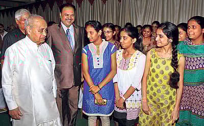 ಬೆಂಗಳೂರು  ನಗರದ ಬನಶಂಕರಿಯ  ಎಸ್.ಎನ್.ಭಟ್ ಅಕಾಡೆಮಿಯಲ್ಲಿ  ಶುಕ್ರವಾರ  ಆಯೋಜಿಸಿದ್ದ ಸನ್ಮಾನ ಸಮಾರಂಭದಲ್ಲಿ ನಿವೃತ್ತ ನ್ಯಾಯಮೂರ್ತಿ ಎಂ.ರಾಮಾಜೋಯಿಸ್    ಅವರು ಪಿಯುಸಿಯಲ್ಲಿ ರಾಜ್ಯಮಟ್ಟದಲ್ಲಿ ಅತ್ಯಧಿಕ ಅಂಕಪಡೆದ  ವಿದ್ಯಾರ್ಥಿಗಳನ್ನು ಅಭಿನಂದಿಸಿದರು. ಪ್ರಾಂಶುಪಾಲ ಎಸ್.ಎನ್.ಭಟ್ ಚಿತ್ರದಲ್ಲಿದ್ದಾರೆ-  ಪ್ರಜಾವಾಣಿ ಚಿತ್ರ