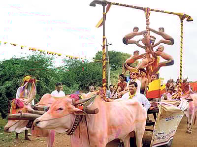 ಬಾಗಲಕೋಟೆ ತಾಲ್ಲೂಕಿನ ತುಳಸಿಗೇರಿಯಲ್ಲಿ ಶನಿವಾರ ನಡೆದ ಐದನೇ ತಾಲ್ಲೂಕು ಕನ್ನಡ ಸಾಹಿತ್ಯ ಸಮ್ಮೇಳನದ ಮೆರವಣಿಗೆಯಲ್ಲಿ, ಚಲಿಸುವ ಎತ್ತಿನ ಬಂಡಿಯ ಮೇಲೆ ಚಿಣ್ಣರು ವಿವಿಧ ಭಂಗಿಯಲ್ಲಿ ಮಲ್ಲಕಂಬ ಸಾಹಸ ಪ್ರದರ್ಶಿಸುವ ಮೂಲಕ ಗಮನ ಸೆಳೆದರು        -ಚಿತ್ರ: ಸಂಗಮೇಶ ಬಡಿಗೇರ