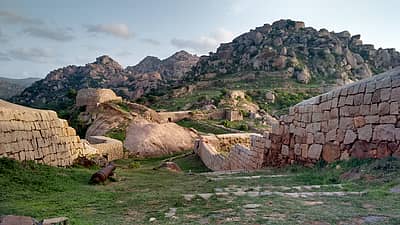 ಚಿತ್ರದುರ್ಗ ಕೋಟೆಯಲ್ಲಿ ಬಿರು ಬೇಸಿಗೆಯಿಂದ ಒಣಗಿದ್ದ ಹುಲ್ಲು, ಗಿಡಗಳು ಮುಂಗಾರು ಮಳೆಗೆ ಜೀವ ಪಡೆದಿವೆ. ಹಚ್ಚಹಸುರಿನ ಜತೆಗೆ ಮುಸ್ಸಂಜೆ ಸೂರ್ಯ ಕಿರಣವೂ ಕಲ್ಲಿನ ಕೋಟೆ ಮೇಲೆ ಬೀಳುತ್ತಿದ್ದರೆ ನೋಡುಗರ ಕಣ್ಣಿಗೆ ಹಬ್ಬವೇ ಸರಿ. ಭಾನುವಾರ ಸಂಜೆ ಕ್ಯಾಮೆರಾ ಕಣ್ಣಿಗೆ ಕೋಟೆ ಕಂಡಿದ್ದು ಹೀಗೆ.- ಪ್ರಜಾವಾಣಿ ಚಿತ್ರ