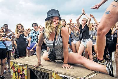 ನೈರುತ್ಯ ಕೋಪನ್‌ಹೆಗೆನ್‌ನ  ರೋಸ್ಕಿಲ್ಡೆಯಲ್ಲಿ ನಡೆಯುತ್ತಿರುವ ರೋಸ್ಕಿಲ್ಡೆ ಉತ್ಸವದಲ್ಲಿ ಮಂಗಳವಾರ ಭಾಗವಹಿಸಿದ್ದ ಯುವತಿಯೊಬ್ಬರು ನೃತ್ಯ ಪ್ರದರ್ಶಿಸಿದರು. ಈ ಉತ್ಸವವು ಜೂನ್ 27ರಂದು ಆರಂಭವಾಗಿದ್ದು, ಜುಲೈ 4ರವರೆಗೆ ನಡೆಯಲಿದೆ                                     – ಎಎಫ್‌ಪಿ ಚಿತ್ರ