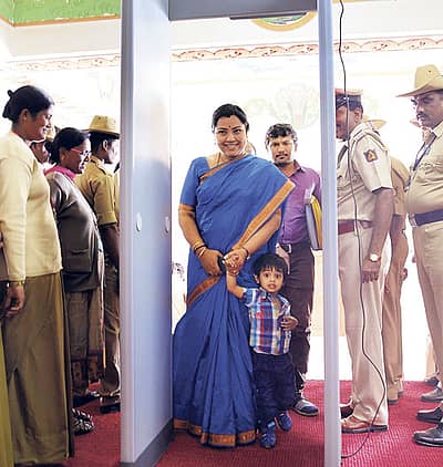ವಿಧಾನಪರಿಷತ್‌ ಸದಸ್ಯೆ ತಾರಾ ಅನೂರಾಧ ಅವರು ವಿಧಾನ ಮಂಡಲ ಅಧಿವೇಶನದ  ಮೊದಲ ದಿನ ಸೋಮವಾರ ಪುತ್ರ ಶ್ರೀಕೃಷ್ಣನ ಜೊತೆ ಬೆಳಗಾವಿಯ ಸುವರ್ಣಸೌಧ ಪ್ರವೇಶಿಸಿದರು   ಚಿತ್ರ: ಆನಂದ ಬಕ್ಷಿ