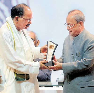 ಸೋಮವಾರ ನವದೆಹಲಿಯಲ್ಲಿ ನಡೆದ ಸಮಾರಂಭದಲ್ಲಿ ರಾಷ್ಟ್ರಪತಿ ಪ್ರಣಬ್ ಮುಖರ್ಜಿ ಅವರು ವೀರಪ್ಪ ಮೊಯ್ಲಿ ಅವರಿಗೆ 2014 ನೇ ಸಾಲಿನ ಸರಸ್ವತಿ ಸಮ್ಮಾನ್‌ ಪ್ರಶಸ್ತಿ ಪ್ರದಾನ ಮಾಡಿದರು– ಪಿಟಿಐ ಚಿತ್ರ