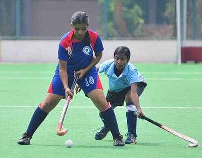 ಮೈಸೂರಿನ ಚಾಮುಂಡಿ ವಿಹಾರದ ಟರ್ಫ್‌ ಕ್ರೀಡಾಂಗಣದಲ್ಲಿ ಮಂಗಳವಾರ ನಡೆದ ದಕ್ಷಿಣ ವಲಯ ಅಂತರ ವಿಶ್ವವಿದ್ಯಾಲಯ ಮಹಿಳಾ ಹಾಕಿ ಟೂರ್ನಿಯ ಪಂದ್ಯದಲ್ಲಿ ಕಲ್ಲಿಕೋಟೆ ವಿ.ವಿ ತಂಡದ ಟಿ.ಜೆ. ಶಿಜಿ (ಎಡಬದಿ) ಅವರಿಂದ ಚೆಂಡನ್ನು ಕಸಿದುಕೊಳ್ಳಲು ವೆಲ್ಲೂರಿನ ತಿರುವಳ್ಳವರ್‌ ವಿ.ವಿ ತಂಡದ ಪಿ. ಅನುಸೂಯಾ ಪ್ರಯತ್ನಿಸಿದರು –ಪ್ರಜಾವಾಣಿ ಚಿತ್ರ