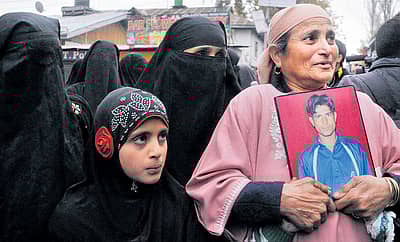 ನಾಪತ್ತೆಯಾದ ಯುವಕರ ಪತ್ತೆಗೆ ಆಗ್ರಹಿಸಿ ಶ್ರೀನಗರದಲ್ಲಿ ಮಂಗಳವಾರ ನಡೆದ ಪ್ರತಿಭಟನೆಯಲ್ಲಿ ಜಮ್ಮು ಮತ್ತು ಕಾಶ್ಮೀರ ಸಮುದಾಯ ಆಂದೋಲನದ ಸದಸ್ಯೆಯೊಬ್ಬರು ತನ್ನ ಪುತ್ರನ ಭಾವಚಿತ್ರವನ್ನು ಹಿಡಿದಿದ್ದರು  –ಪಿಟಿಐ ಚಿತ್ರ