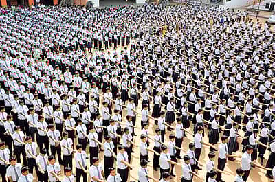 ದಾವಣಗೆರೆಯ ಸಿದ್ಧಗಂಗಾ ಪ್ರೌಢಶಾಲಾ ಆವರಣದಲ್ಲಿ ಸೋಮವಾರ ಪರಿಸರ ಸಂರಕ್ಷಣಾ ವೇದಿಕೆ ಹಾಗೂ ಎಂಸಿಸಿ ಯೂತ್ಸ್‌ ಕ್ಲಬ್‌ ಆಯೋಜಿಸಿದ್ದ ಬೃಹತ್‌ ವಿದ್ಯಾರ್ಥಿ ಜಾಗೃತಿ ಅಭಿಯಾನದಲ್ಲಿ ನೂರಾರು ವಿದ್ಯಾರ್ಥಿಗಳು ‘ಪಟಾಕಿ ತ್ಯಜಿಸಿ ಸುರಕ್ಷಾ ದೀಪಾವಳಿ’ ಆಚರಿಸುವುದಾಗಿ ಪ್ರತಿಜ್ಞಾವಿಧಿ ಸ್ವೀಕರಿಸಿದರು.   -ಚಿತ್ರ:  ಅನೂಪ್‌ ಆರ್‌. ತಿಪ್ಪೇಸ್ವಾಮಿ