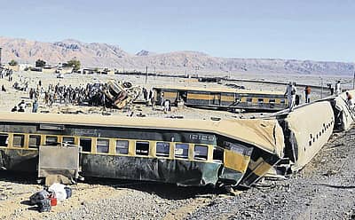 ಪಾಕಿಸ್ತಾನದ ಬಲೂಚಿಸ್ತಾನ ಪ್ರಾಂತ್ಯದಲ್ಲಿ ಮಂಗಳವಾರ ಪ್ರಯಾಣಿಕ ರೈಲೊಂದು ಹಳಿ ತಪ್ಪಿ ಸಂಭವಿಸಿದ ಅಪಘಾತದಲ್ಲಿ 16 ಮಂದಿ ಮೃತಪಟ್ಟಿದ್ದು, 150ಕ್ಕೂ ಅಧಿಕ ಜನರು ಗಾಯಗೊಂಡಿದ್ದಾರೆ   ಎಎಫ್‌ಪಿ ಚಿತ್ರ