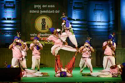 ಜೋಡಿಶಂಕ್‌: ಶ್ರೀಕೃಷ್ಣ ಮಠ, ಪರ್ಯಾಯ ಕಾಣಿಯೂರು ಮಠ ಉಡುಪಿ ರಾಜಾಂಗಣದಲ್ಲಿ ಏರ್ಪಡಿಸಿರುವ ‘ರಾಷ್ಟ್ರೀಯ ಭಾವೈಕ್ಯತೆಯ ಜಾನಪದ ಸಾಂಸ್ಕೃತಿಕ ಸಂಭ್ರಮ 2015’ ಕಾರ್ಯಕ್ರಮದಲ್ಲಿ ಜಾರ್ಖಂಡ್‌ನ ಜೋಡಿಶಂಕ್‌ ನೃತ್ಯ ಎಲ್ಲರ ಗಮನ ಸೆಳೆಯಿತು.- ಪ್ರಜಾವಾಣಿ ಚಿತ್ರ