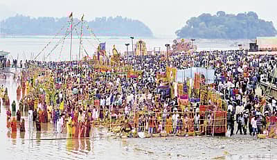 ಗುವಾಹಟಿಯ ಬ್ರಹ್ಮಪುತ್ರ ನದಿ ತಟದಲ್ಲಿ ಛಾತ್ ಪೂಜಾ ಅಂಗವಾಗಿ ಮಂಗಳವಾರ ಭಕ್ತರು ಅಪಾರ ಸಂಖ್ಯೆಯಲ್ಲಿ ಸೇರಿದ್ದರು. –ಪಿಟಿಐ ಚಿತ್ರ