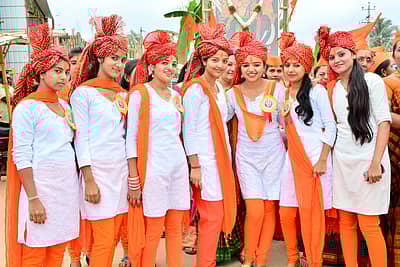 ಮೆರವಣಿಗೆ ಸಂಭ್ರಮ: ಹೊಸಪೇಟೆಯಲ್ಲಿ ಬುಧವಾರ ನಡೆದ ಸಹಸ್ರಾರ್ಜುನ ಮಹಾರಾಜರ ಜಯಂತ್ಯುತ್ಸವದ ಮೆರವಣಿಗೆಯಲ್ಲಿ ಎಸ್‌ಎಸ್‌ಕೆ ಸಮಾಜದ ಯುವತಿಯರು ಫೋಟೊಗೆ ಪೋಸು ನೀಡಿದ್ದು ಹೀಗೆ- ಪ್ರಜಾವಾಣಿ ಚಿತ್ರ