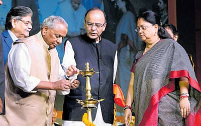 ರಾಜಸ್ತಾನ ಹೂಡಿಕೆದಾರರ ಸಮಾವೇಶಕ್ಕೆ ಗವರ್ನರ್‌ ಕಲ್ಯಾಣ್‌ ಸಿಂಗ್‌, ಕೇಂದ್ರ ಹಣಕಾಸು ಸಚಿವ ಅರುಣ್‌ ಜೇಟ್ಲಿ ಮತ್ತು   ಮುಖ್ಯಮಂತ್ರಿ ವಸುಂಧರಾ ರಾಜೇ ಅವರು ಜೈಪುರದಲ್ಲಿ ಗುರುವಾರ ಚಾಲನೆ ನೀಡಿದರು - ಪಿಟಿಐ ಚಿತ್ರ