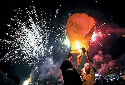 ಮ್ಯಾನ್ಮಾರ್‌ನ ತಾಂಗಿಯಲ್ಲಿ ಗುರುವಾರ ಸಾಂಪ್ರದಾಯಿಕ ತಾಜಾವುಂಗ್ ದಾಯಿಂಗ್ ಬಲೂನು ಉತ್ಸವದ ಅಂಗವಾಗಿ ಮಕ್ಕಳು ಮನೆಯಲ್ಲಿಯೇ ತಯಾರಿಸಿದ ಆಕಾಶಬುಟ್ಟಿಗಳನ್ನು ಹಾರಿಸಿದರು    - ರಾಯಿಟರ್‍ಸ್‌ ಚಿತ್ರ