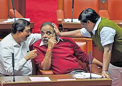 ಜೆಡಿಎಸ್‌ನ ಎಂ. ಶ್ರೀನಿವಾಸ ಮತ್ತು ವಸತಿ ಸಚಿವ ಅಂಬರೀಷ್‌ ನಡುವೆ ವಿಧಾನ ಪರಿಷತ್ತಿನಲ್ಲಿ ಗುರುವಾರ ನಡೆದ ಪಿಸುಮಾತು. ಲೋಕೋಪಯೋಗಿ ಸಚಿವ ಡಾ.ಎಚ್.ಸಿ. ಮಹದೇವಪ್ಪ ಚಿತ್ರದಲ್ಲಿದ್ದಾರೆ  –ಪ್ರಜಾವಾಣಿ ಚಿತ್ರ