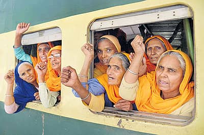 ಗುರು ನಾನಕ್‌ ಅವರ 546ನೇ ಜನ್ಮ ದಿನಾಚರಣೆಯಲ್ಲಿ ಪಾಲ್ಗೊಳ್ಳಲು  2,500ಕ್ಕೂ ಅಧಿಕ ಭಾರತೀಯ ಸಿಖ್ಖರು ಶುಕ್ರವಾರ ಪಾಕಿಸ್ತಾನದ ಪಂಜಾಬ್‌ ಪ್ರಾಂತ್ಯದ ಸಮೀಪದ ನಾನ್‌ಕಾನ ಸಾಹಿಬ್‌ಗೆ ತೆರಳಿದರು  ಎಎಫ್‌ಪಿ ಚಿತ್ರ