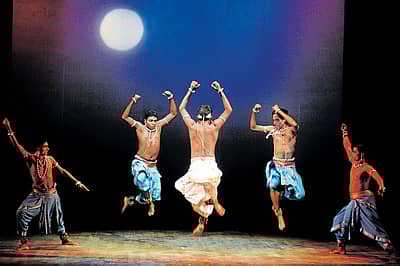 ಕಥಕ್ ತರಬೇತಿ ಮತ್ತು ಪ್ರದರ್ಶನ ಕಲೆ ಕೇಂದ್ರ ನಗರದ ಎಡಿಎ ರಂಗಮಂದಿರದಲ್ಲಿ ಶನಿವಾರ ಆಯೋಜಿಸಿದ್ದ ‘ಪ್ರರೋಹಾ’ ಕಾರ್ಯಕ್ರಮದಲ್ಲಿ ಸದಾಶಿವ ಪ್ರಧಾನ್ ಮತ್ತು ತಂಡದವರು ಪ್ರದರ್ಶಿಸಿದ ಒಡಿಶಾದ ‘ಮಯೂರ್‌ಬಂಜ್‌ ಛೌ’ ಸಮರಕಲೆ ನೃತ್ಯ ಪ್ರೇಕ್ಷಕರ ಗಮನ ಸೆಳೆಯಿತು
