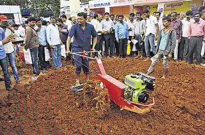 ಬೆಂಗಳೂರು ಕೃಷಿ ವಿಶ್ವವಿದ್ಯಾ ಲಯದಲ್ಲಿ ಆಯೋಜಿಸಿರುವ ಕೃಷಿ ಮೇಳದಲ್ಲಿ ಟಿಲ್ಲರ್‌ ಮೂಲಕ ಪ್ರಾತ್ಯಕ್ಷಿಕೆ  ತೋರಿಸುತ್ತಿರುವುದು  –ಪ್ರಜಾವಾಣಿ ಚಿತ್ರ/ಎಂ.ಎಸ್.ಮಂಜುನಾಥ್
