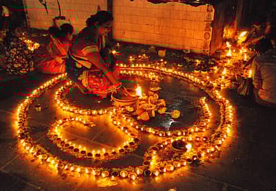 ಗೌರಿ ಹುಣ್ಣಿಮೆಯ ಪ್ರಯುಕ್ತ ಬಳ್ಳಾರಿಯ ಕನಕದುರ್ಗಮ್ಮ ದೇವಾಲಯದ ಆವರಣದಲ್ಲಿ ಬುಧವಾರ ರಾತ್ರಿ ಮಂಗಳಮುಖಿಯೊಬ್ಬರು ಹಣತೆಯನ್ನು ಹಚ್ಚಿದರು