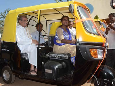 ಶ್ರೀ ಕ್ಷೇತ್ರ ಧರ್ಮಸ್ಥಳ ಗ್ರಾಮಾಭಿವೃದ್ಧಿ ಯೋಜನೆ ಹುಬ್ಬಳ್ಳಿ ತಾಲ್ಲೂಕು ಹಾಗೂ ದಾಸನೂರ ಟಿವಿಎಸ್ ಅವರ ಸಹಯೋಗದೊಂದಿಗೆ ಕೌಶಲಾಭಿವೃದ್ಧಿ ತರಬೇತಿ ಕಾರ್ಯಕ್ರಮದಡಿಯಲ್ಲಿ ಹಮ್ಮಿಕೊಂಡಿದ್ದ ಮಹಿಳೆಯರಿಗೆ ಆಟೊ ಡ್ರೈವಿಂಗ್ ತರಬೇತಿಯು ಗುರುವಾರ ಸಮಾರೋಪಗೊಂಡಿತು. ಧರ್ಮ­ಸ್ಥಳದ ಧರ್ಮಾಧಿಕಾರಿ ಡಾ.ಡಿ.­ವೀರೇಂದ್ರ ಹೆಗ್ಗಡೆ ಅವರು ಅರ್ಹ ಫಲಾನುಭವಿ ಮಹಿಳೆಯರಿಗೆ ಆಟೊ ಕೀ ವಿತರಸಿ  ಅದೇ ಆಟೊದಲ್ಲಿ ಕೆಲ ದೂರ ಪ್ರಯಾಣಿಸಿದರು  – ಪ್ರಜಾವಾಣಿ ಚಿತ್ರ