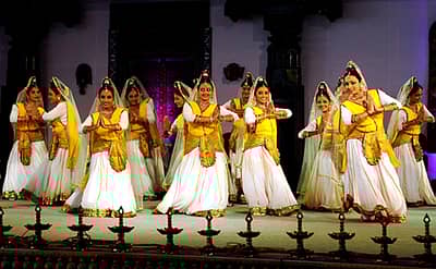 ದಕ್ಷಿಣ ಕನ್ನಡ ಜಿಲ್ಲೆಯ ಮೂಡುಬಿದಿರೆಯಲ್ಲಿ ನಡೆಯುತ್ತಿರುವ ಆಳ್ವಾಸ್‌ ನುಡಿಸಿರಿಯ ಎರಡನೇ ದಿನವಾದ ಶುಕ್ರವಾರ ವಿವಿಧ ಸಾಹಿತ್ಯ ಗೋಷ್ಠಿಗಳ ನಡುವೆ ಆಳ್ವಾಸ್‌ ವಿದ್ಯಾ ಸಂಸ್ಥೆಯ ವಿದ್ಯಾರ್ಥಿಗಳು ಆಕರ್ಷಕ ನೃತ್ಯ ಪ್ರದರ್ಶನ ನೀಡಿದರು. - ಪ್ರಜಾವಾಣಿ ಚಿತ್ರ / ಗೋವಿಂದರಾಜ ಜವಳಿ