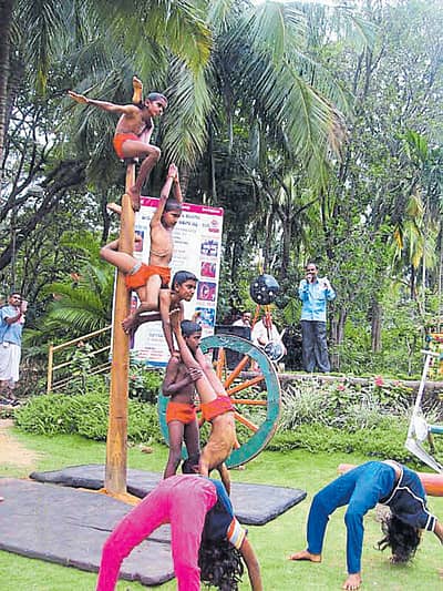 ರಾಮನಗರದ ಜಾನಪದ ಲೋಕದಲ್ಲಿ ನಡೆದ ಜಾನಪದ ಕಲೆಗಳ ಪ್ರದರ್ಶನದಲ್ಲಿ ಮಕ್ಕಳು ಮಲ್ಲಕಂಬ ಸಾಹಸ ಪ್ರದರ್ಶಿಸಿದರು. ರಾಜ್ಯ ಸಾಹಸ ಕಲಾ ಅಕಾಡೆಮಿ ಮತ್ತು ರಾಜ್ಯ ಜಾನಪದ ಪರಿಷತ್ತಿನ ಸಹಯೋಗದಲ್ಲಿ ಕಾರ್ಯಕ್ರಮ ಆಯೋಜಿಸಲಾಗಿತ್ತು                          -ಪ್ರಜಾವಾಣಿ ವಾರ್ತೆ