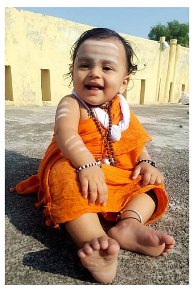 ತಿಕೋಟಾದ ಸುರೇಶ ಕಡಿಬಾಗಿಲ ಅವರ ಮೊಮ್ಮಗಳು ಆದ್ಯಾ ವೀರೇಶ ಅರಬಳ್ಳಿ, ಮಹಾ ಮಾನವತಾವಾದಿ ಬಾಲ ಬಸವಣ್ಣನ ವೇಷದಲ್ಲಿ ಬುಧವಾರ ಕಂಡದ್ದು ಹೀಗೆ... ಪ್ರಜಾವಾಣಿ ಚಿತ್ರ