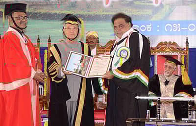 ಧಾರವಾಡದ ಕರ್ನಾಟಕ ವಿಶ್ವವಿದ್ಯಾಲಯದ 63ನೇ ಘಟಿಕೋತ್ಸವದಲ್ಲಿ (2013),  ಅಂದಿನ ರಾಜ್ಯಪಾಲ ಹಂಸರಾಜ ಭಾರದ್ವಾಜ್ ಅವರಿಂದ ಗೌರವ ಡಾಕ್ಟರೇಟ್ ಸ್ವೀಕರಿಸಿದ ನಟ ಅಂಬರೀಷ್‌. ಅಂದಿನ ಕುಲಪತಿ ಡಾ. ಎಚ್.ಬಿ.ವಾಲೀಕಾರ ಮತ್ತು ಉಪರಾಷ್ಟ್ರಪತಿ ಹಮೀದ್ ಅನ್ಸಾರಿ ಇದ್ದಾರೆ
