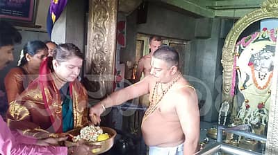 ಶಾಸಕಿ ಅನಿತಾ ಕುಮಾರಸ್ವಾಮಿ ಅವರು ಮದ್ದೂರು ಹೊರವಲಯದಲ್ಲಿರುವ ಹೊಳೆ ಆಂಜನೇಯ ಸ್ವಾಮಿ ದೇವಾಲಯದಲ್ಲಿ ಮಂಗಳವಾರ ಪೂಜೆ ಸಲ್ಲಿಸಿದರು.