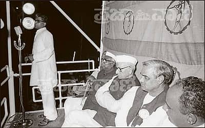 ಮತ ಪ್ರಚಾರ: ಬೆಂಗಳೂರಿನ ಕಂಠೀರವ ಕ್ರೀಡಾಂಗಣದಲ್ಲಿ 1978ರ ಜನವರಿ 21ರಂದು ನಡೆದ ಸಾರ್ವಜನಿಕ ಸಭೆಯಲ್ಲಿ ಜನತಾ ಪಕ್ಷದ ಮುಖಂಡ ಜಾರ್ಜ್‌ ಫರ್ನಾಂಡಿಸ್ ಮಾತನಾಡಿದ ಕ್ಷಣ. ಹಿರಿಯರಾದ ಜಗಜೀವನ್‌ ರಾಮ್‌, ಆಗಿನ ಪ್ರಧಾನಿ ಮೊರಾರ್ಜಿ ದೇಸಾಯಿ, ಅಟಲ್‌ ಬಿಹಾರಿ ವಾಜಪೇಯಿ ಮತ್ತು ಎಚ್‌.ಡಿ. ದೇವೇಗೌಡ ಇದ್ದರು.