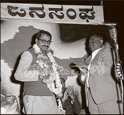 ಮತ ಪ್ರಚಾರ– 1962 ರಲ್ಲಿ ಬೆಂಗಳೂರಿನಲ್ಲಿ ನಡೆದ ಸಾರ್ವಜನಿಕ ಸಭೆಯಲ್ಲಿ ಜನಸಂಘದ ನಾಯಕ ಗುಂಡಯ್ಯ ಶೆಟ್ಟಿ, ದೀನ್‌ದಯಾಳ್ ಉಪಾಧ್ಯಾಯ ಅವರನ್ನು ಹಾರ ಹಾಕಿ ಸ್ವಾಗತಿಸಿದ ಕ್ಷಣ