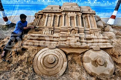 ಹಂಪಿ ಉತ್ಸವದ ಅಂಗವಾಗಿ ಗುರುವಾರ ಕಲಾವಿದರು ಮರಳಿನಲ್ಲಿ ಕಲಾಕೃತಿಗಳನ್ನು ಬಿಡಿಸಿದರು. –ಪ್ರಜಾವಾಣಿ ಚಿತ್ರ / ತಾಜುದ್ದೀನ್ ಆಜಾದ್