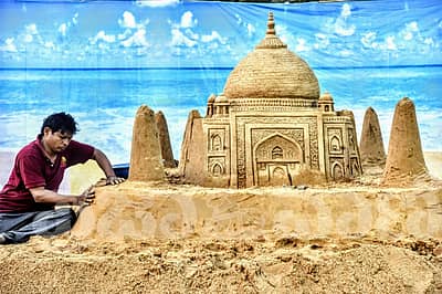 ಹಂಪಿ ಉತ್ಸವದ ಅಂಗವಾಗಿ ಗುರುವಾರ ಕಲಾವಿದರು ಮರಳಿನಲ್ಲಿ ಕಲಾಕೃತಿಗಳನ್ನು ಬಿಡಿಸಿದರು. –ಪ್ರಜಾವಾಣಿ ಚಿತ್ರ / ತಾಜುದ್ದೀನ್ ಆಜಾದ್