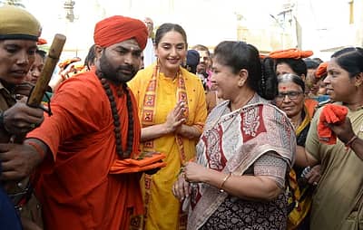 ಹರಿಹರದ ವೀರಶೈವ ಲಿಂಗಾಯತ ಪಂಚಮಸಾಲಿ ಮಠದ ಪೀಠಾಧಿಪತಿ ವಚನಾನಂದ ಸ್ವಾಮೀಜಿ ಅವರೊಂದಿಗೆ ಸಚಿವೆ ಶಶಿಕಲಾ ಜೊಲ್ಲೆ ಹಾಗೂ ಚಿತ್ರನಟಿ ರಾಗಿಣಿ ದ್ವಿವೇದಿ