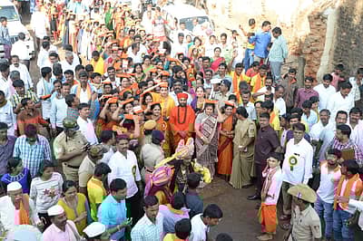 ಅಕ್ಕಮಹಾದೇವಿ ವಚನ ವಿಜಯೋತ್ಸವದಲ್ಲಿ ಸಚಿವೆ ಶಶಿಕಲಾ ಜೊಲ್ಲೆ, ಚಿತ್ರನಟಿ ರಾಗಿಣಿ ದ್ವಿವೇದಿ ಅವರ ತಲೆ ಮೇಲೆ ಅಕ್ಕಮಹಾದೇವಿ ವಚನ ಹೊತ್ತು ಸಾಗಿದರು.