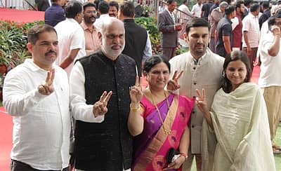 ಯಲ್ಲಾಪುರ ಶಾಸಕ ಶಿವರಾಮ್‌ ಹೆಬ್ಬಾರ್‌ ಕುಟುಂಬ ಪ್ರಮಾಣವಚನ ಕಾರ್ಯಕ್ರಮದಲ್ಲಿ ಭಾಗಿ