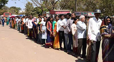 ದೇವರ ದರ್ಶನಕ್ಕೆ ಸರತಿ ಸಾಲಿನಲ್ಲಿ ನಿಂತಿರುವ ಭಕ್ತರು ಚಿತ್ರ: ಬಿ.ಎಂ ಕೇದಾರನಾಥ