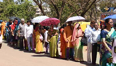 ದೇವರ ದರ್ಶನಕ್ಕೆ ಸರತಿ ಸಾಲಿನಲ್ಲಿ ನಿಂತಿರುವ ಭಕ್ತರು ಚಿತ್ರ: ಬಿ.ಎಂ ಕೇದಾರನಾಥ