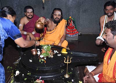 ಮಹಾಶಿವರಾತ್ರಿ  ನಿಮಿತ್ತ ಧಾರವಾಡದ  ವಿವಿಧ  ದೇವಸ್ಥಾನಗಳಲ್ಲಿ ಈಶ್ವರನ  ಪೂಜೆ  ನಡೆಯಿತು ಚಿತ್ರ: ಬಿ.ಎಂ ಕೇದಾರನಾಥ