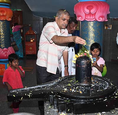 ಮಹಾಶಿವರಾತ್ರಿ  ನಿಮಿತ್ತ ಧಾರವಾಡದ  ವಿವಿಧ  ದೇವಸ್ಥಾನಗಳಲ್ಲಿ ಈಶ್ವರನ  ಪೂಜೆ  ನಡೆಯಿತು ಚಿತ್ರ: ಬಿ.ಎಂ ಕೇದಾರನಾಥ