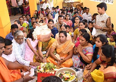 ಮಹಾಶಿವರಾತ್ರಿ  ನಿಮಿತ್ತ ಧಾರವಾಡದ  ವಿವಿಧ  ದೇವಸ್ಥಾನಗಳಲ್ಲಿ ಈಶ್ವರನ  ಪೂಜೆ  ನಡೆಯಿತು ಚಿತ್ರ: ಬಿ.ಎಂ ಕೇದಾರನಾಥ