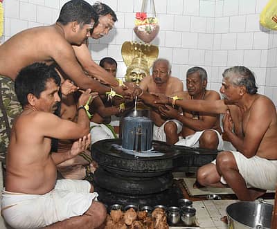 ಮಹಾಶಿವರಾತ್ರಿ  ನಿಮಿತ್ತ ಧಾರವಾಡದ  ವಿವಿಧ  ದೇವಸ್ಥಾನಗಳಲ್ಲಿ ಈಶ್ವರನ  ಪೂಜೆ  ನಡೆಯಿತು ಚಿತ್ರ: ಬಿ.ಎಂ ಕೇದಾರನಾಥ